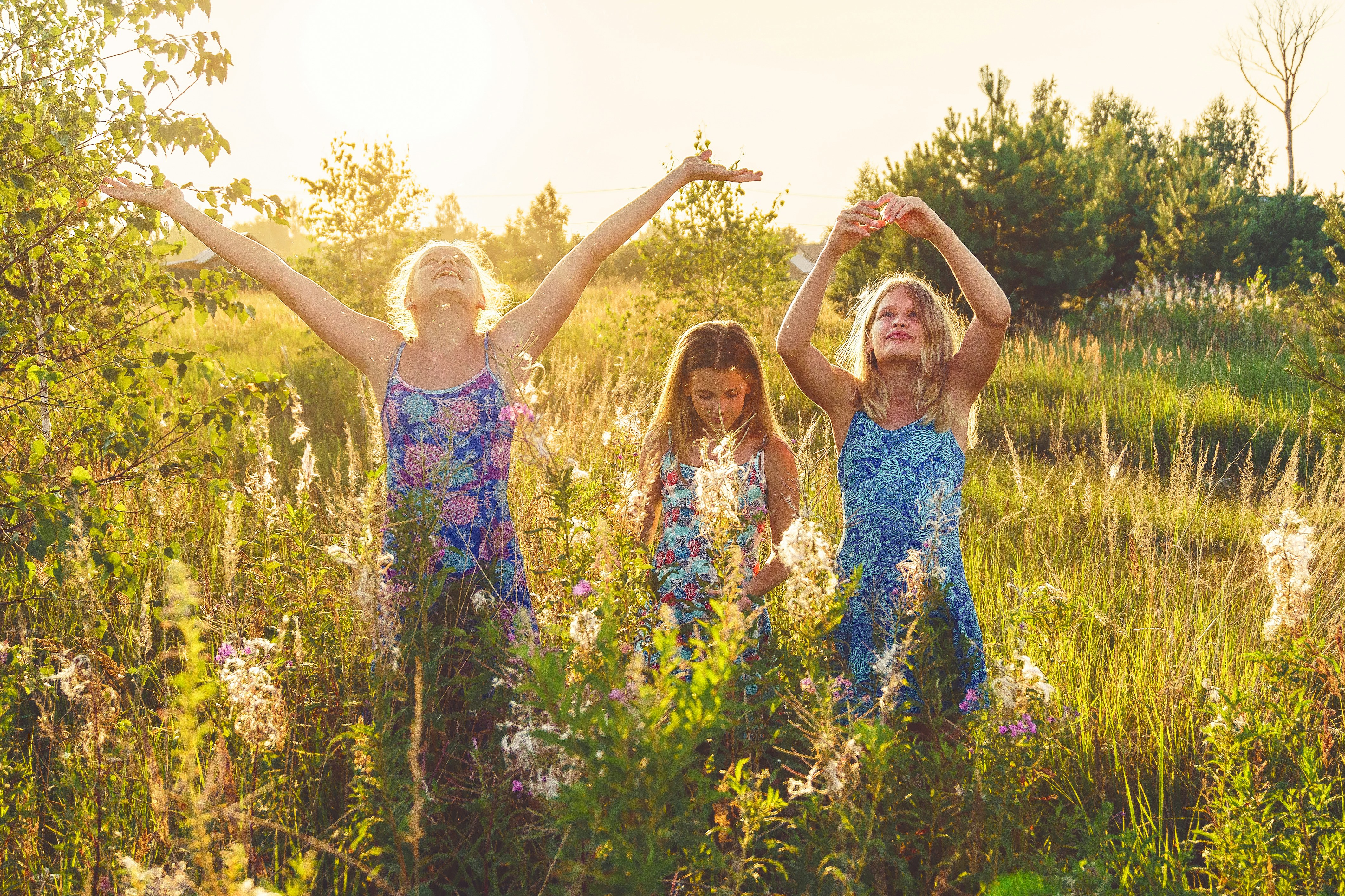 Dos mujeres sonriendo en un campo, representando Momentos Alegres